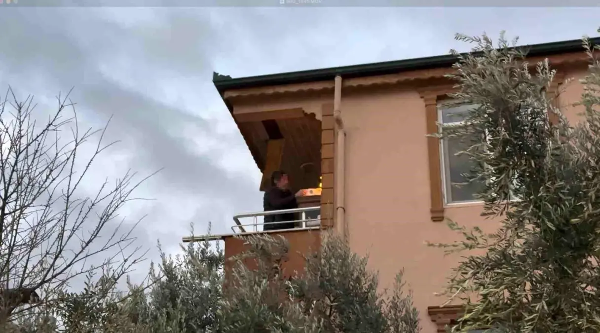 İznik’te Çatı Katı Yangını Komşu Bina’ye Sıçradı