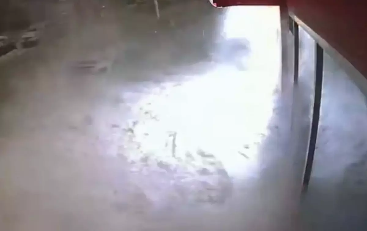 Muş'ta 6 Katlı Bina Çatısından Düşen Kar Kütlesi Bir Kişiyi Yaraladı