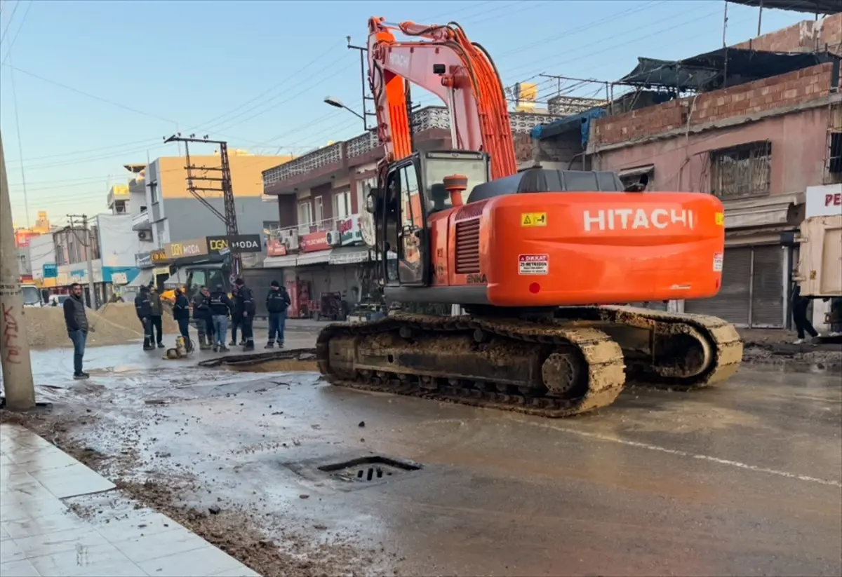 Adana Seyhan’da Su Borusu Patladı, Caddeler Geçici Olarak Kapandı