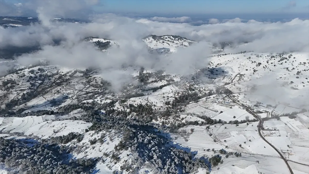 Balıkesir Sındırgı’da Şiddetli Kar Yağışı Ulaşımı Zorlaştırdı