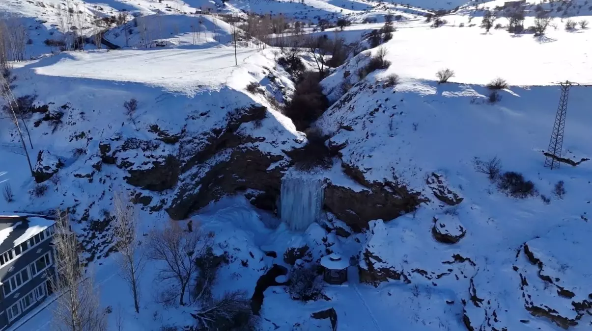 Bayburt'ta Sırakayalar Şelalesi Donarak 10 Metrelik Buz Sütunları Oluşturdu