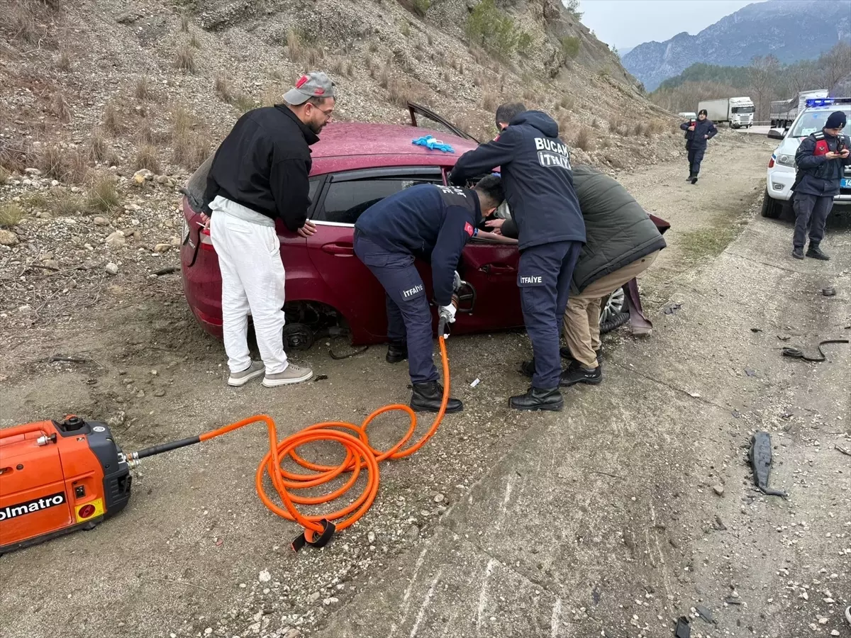 Ağlasun’da Üç Araç Karıştı: 4 Kişi Yaralı, Trafik Geçici Olarak Durduruldu