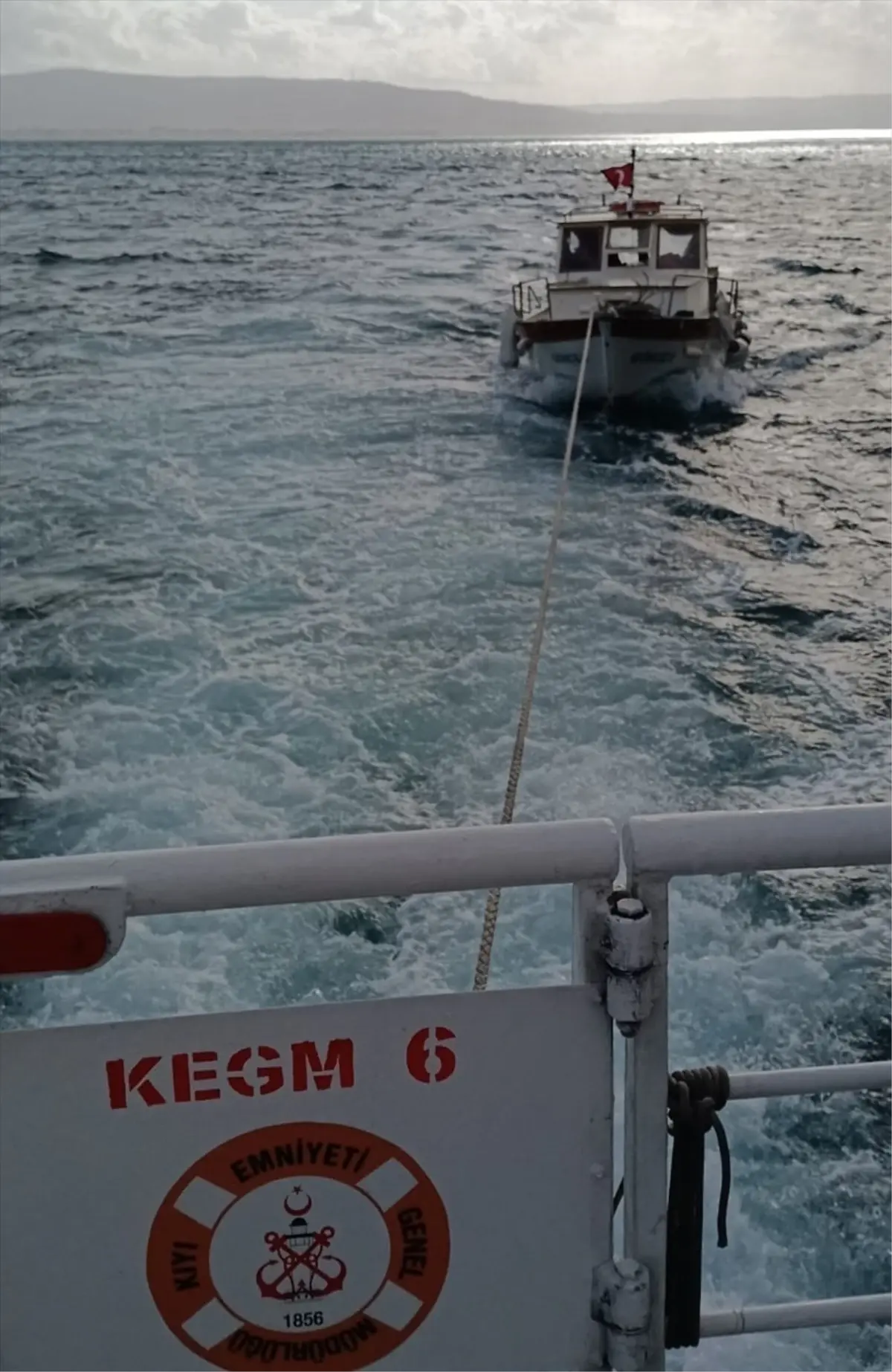 KEGM Ekipleri Çanakkale Boğazı'nda Arızalı Tekneyi Başarıyla Kurtardı