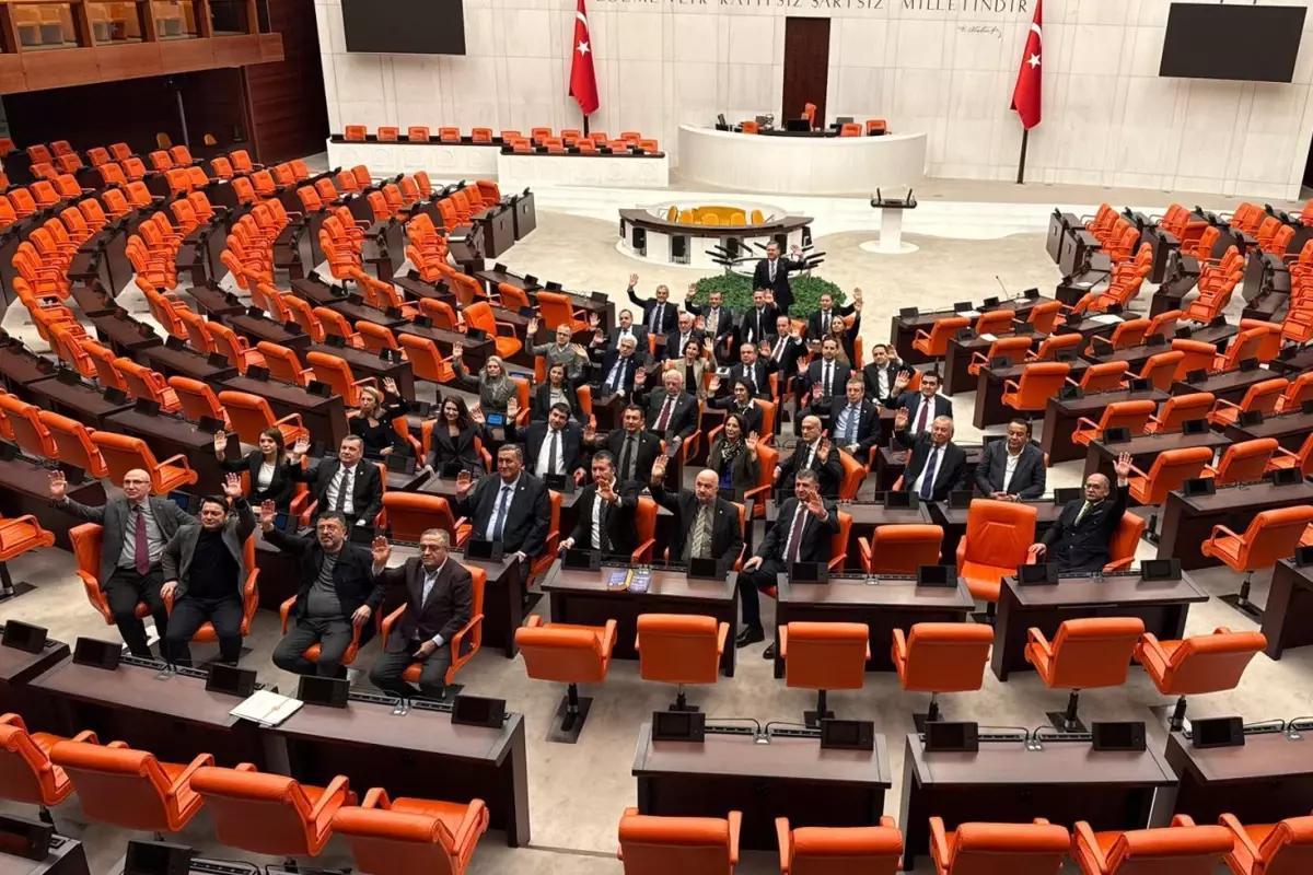 CHP Milletvekilleri TBMM’de Emekli Maaşı İçin Nöbet Başlattı, Özel’den Destek