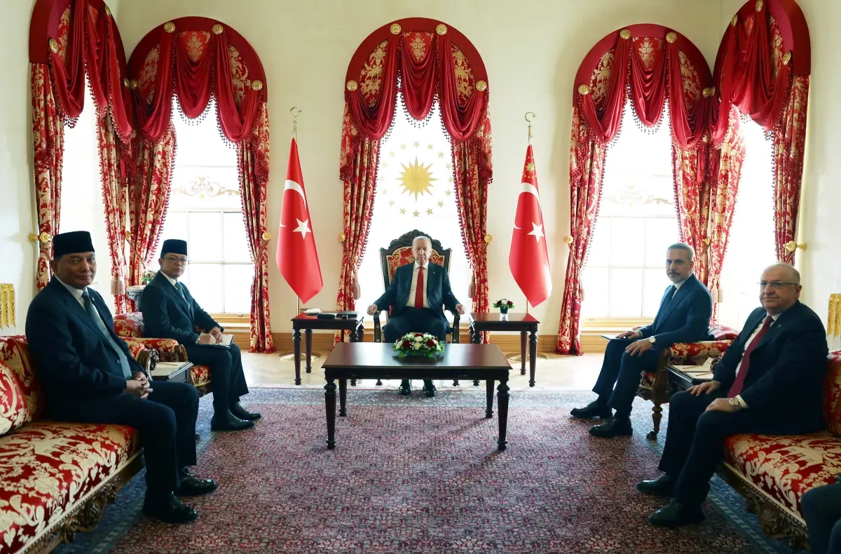 Erdoğan, Endonezya Dışişleri ve Savunma Bakanlarıyla Dolmabahçe'de Buluştu