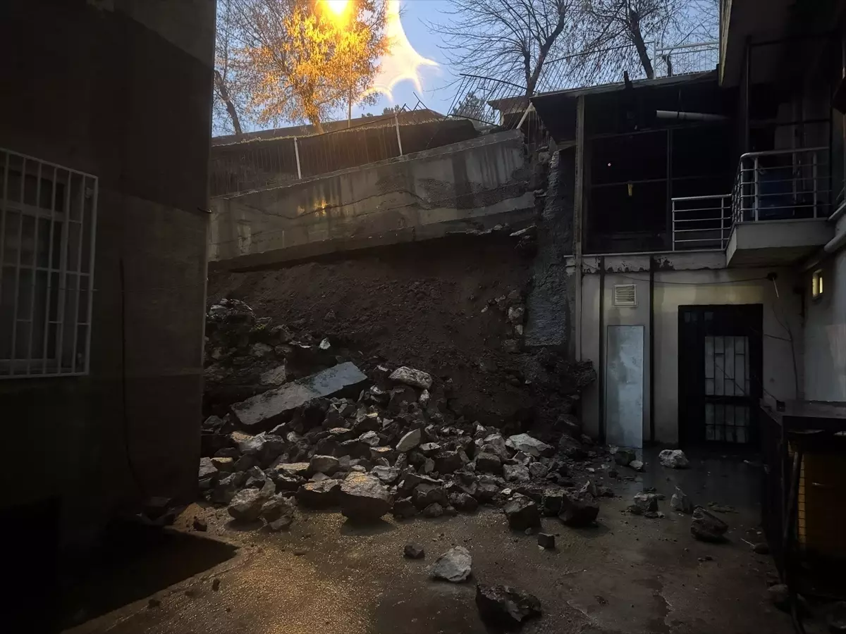 Edirne'de Şiddetli Yağış Sonrası İstinat Duvarı Çöktü