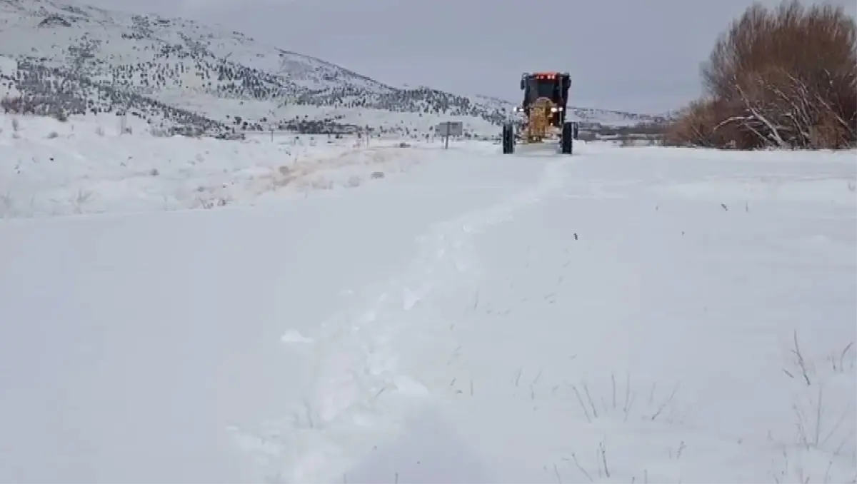 Elazığ’da Şiddetli Kar Yağışı 182 Köy Yolunu Kapattı