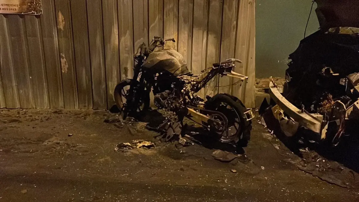 Fatih Cibali'de Park Halindeki Motosiklette Çıkan Yangın Minibüse Sıçradı