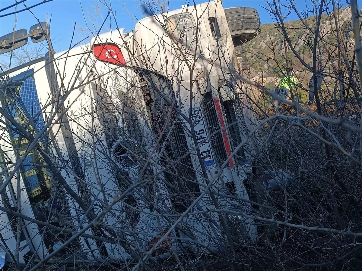 Adana Feke'de Tır Kazası: Sürücü Hastaneye Alındı