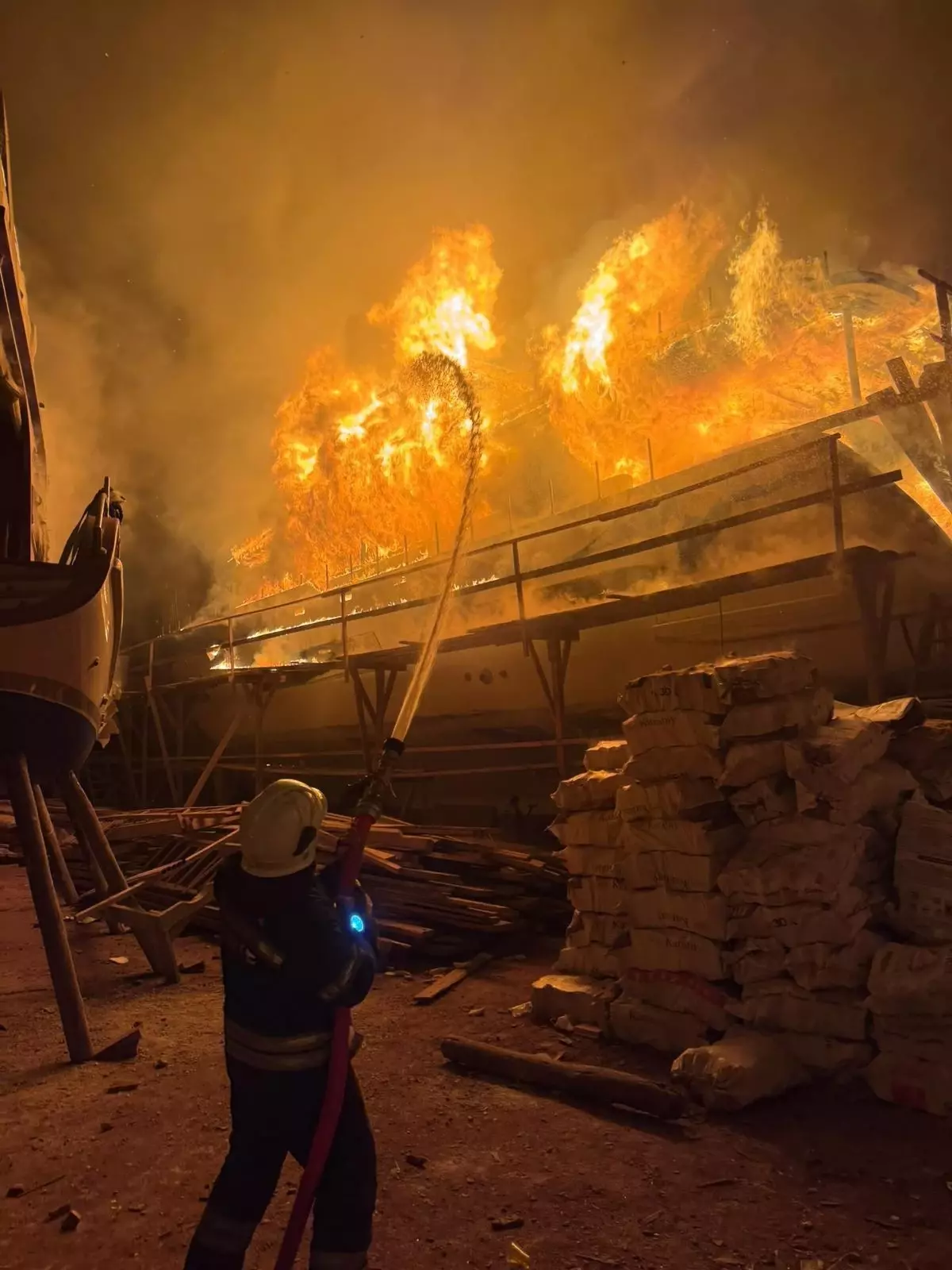 Fethiye Gulet Tersanesinde Çıkan Yangın Hızla Kontrol Altına Alındı