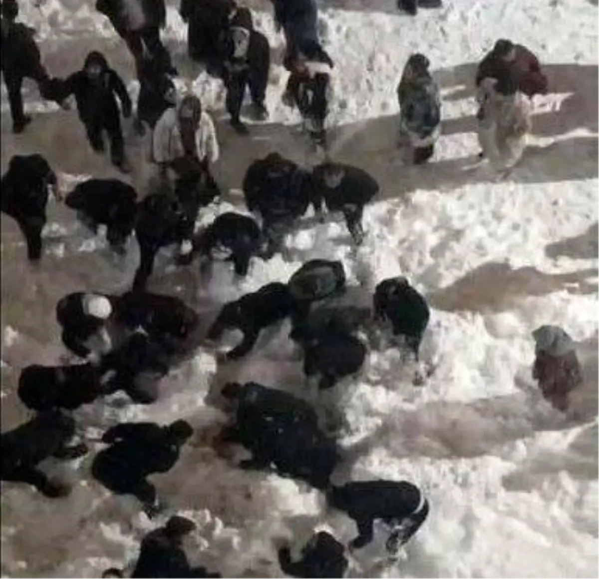 Hakkari'de Çatı Çığının Yol Açtığı Korkunç Olay: İki Öğrenci Kar Altında Kaldı