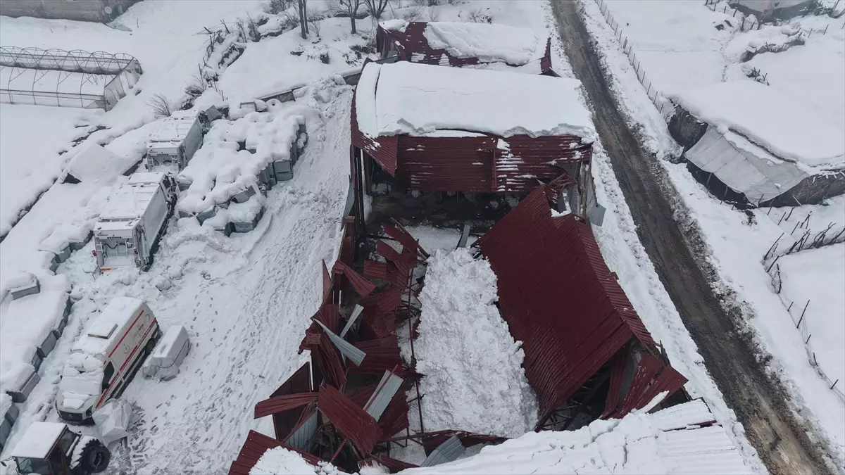 Derecik'te Kar Nedeniyle İkmal Deposu Garajının Çatı Kısmı Çöktü