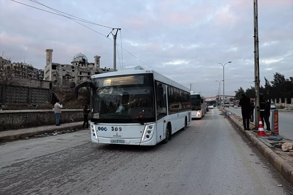 Halep'te YPG/SDG Üyeleri Otobüsle Tabka'ya Tahliye Edildi
