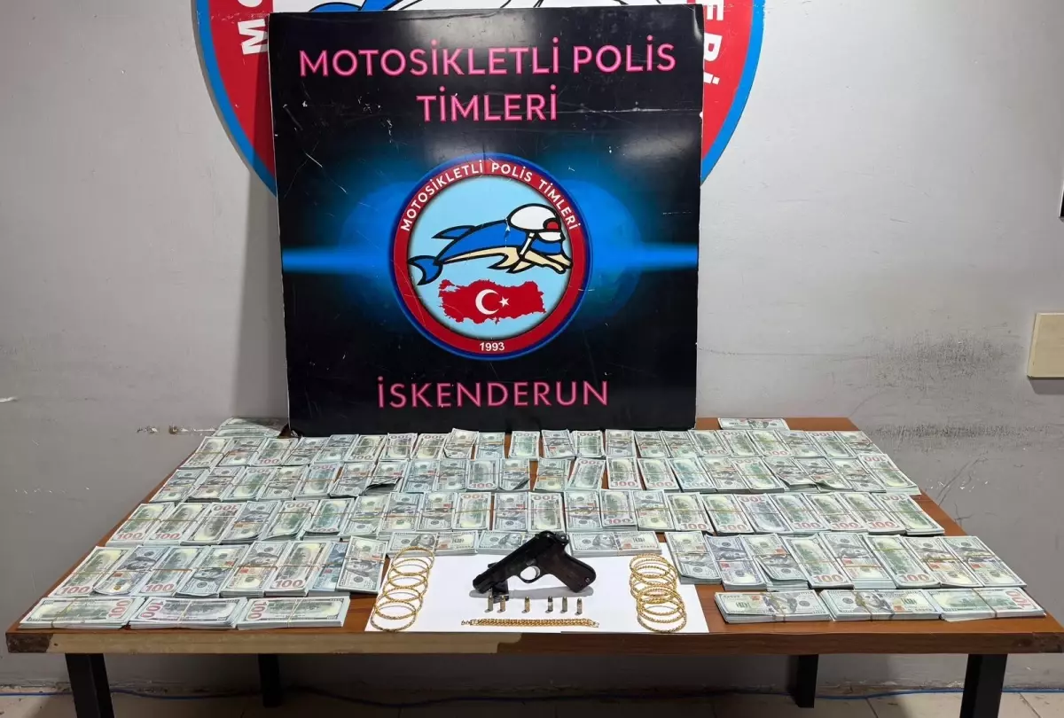 İskenderun'da Polis 1 Milyon Sahte Dolar ve Ruhsatsız Tabanca Ele Geçirdi