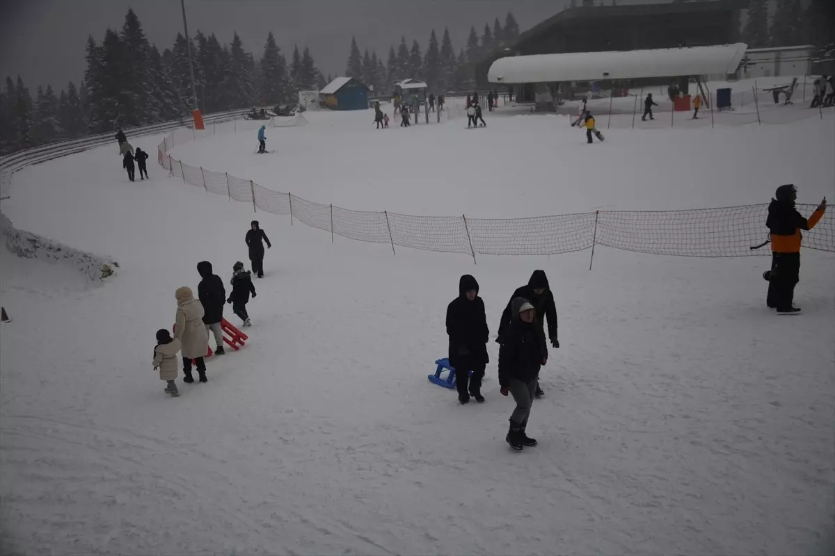 Ilgaz Dağı Yurduntepe Kayak Merkezi'nde Hafta Sonu Yoğun Kayak Keyfi