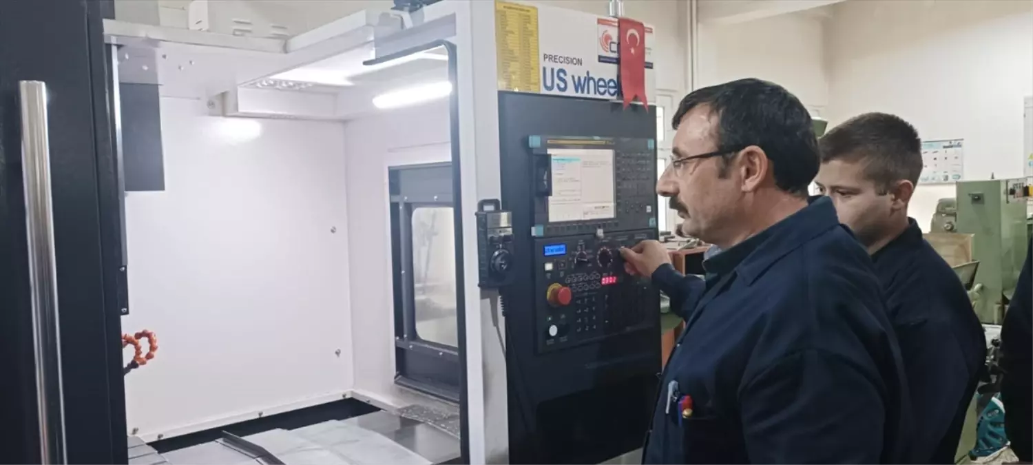 İskilip Mesleki Lisesi'ne Kuşgöz Kardeşler'den CNC Tezgahı Bağışı