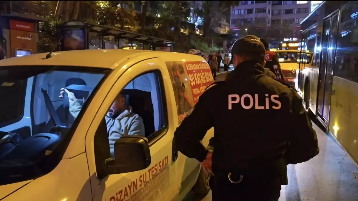 Kadıköy’de ‘Huzur Operasyonu’: Polis GBT Kontrolleriyle Trafiği Güvence Altına Aldı