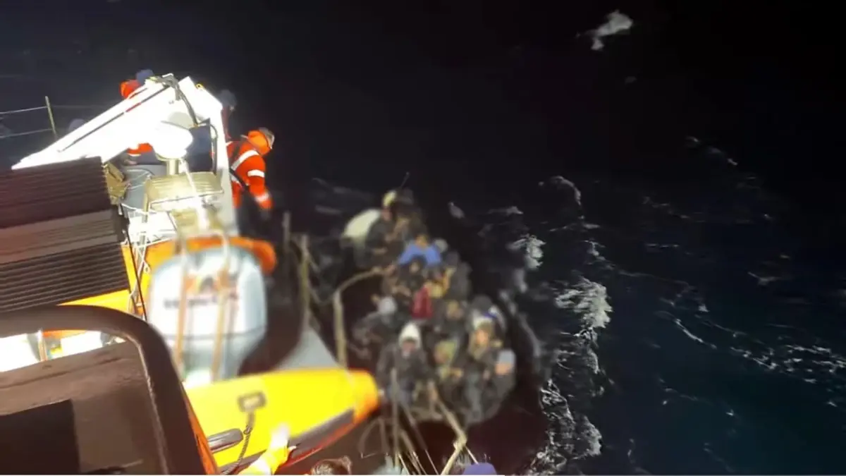 Dikili'de Yarı Batık Göçmen Botuna Müdahale: 37 Kurtarıldı, 1 Hayatı Kaybedildi