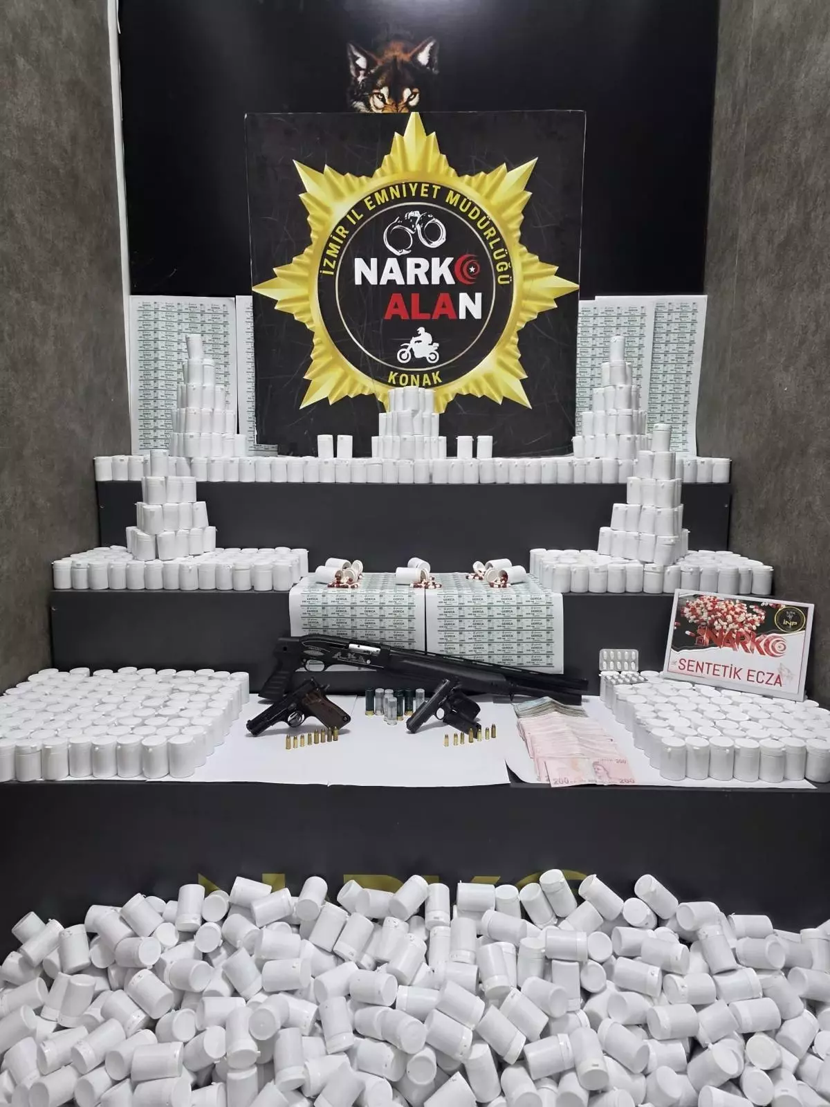 İzmir Konak’ta Uyuşturucu Operasyonu: 108 Bin Hap ve Silah Ele Geçirildi