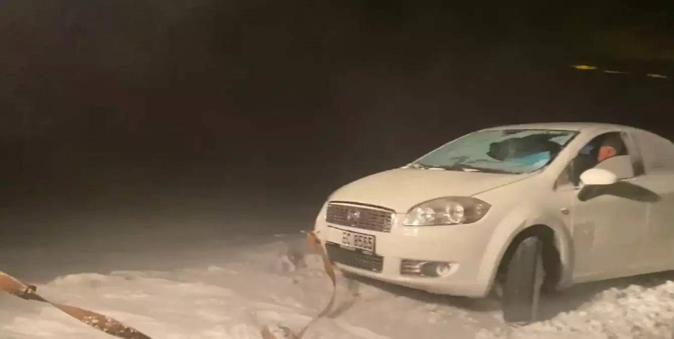 Kars’ta Yoğun Kar Şartları Sürücüyü Mahsur Etti, İl Özel İdaresi Müdahalesiyle Kurtarıldı