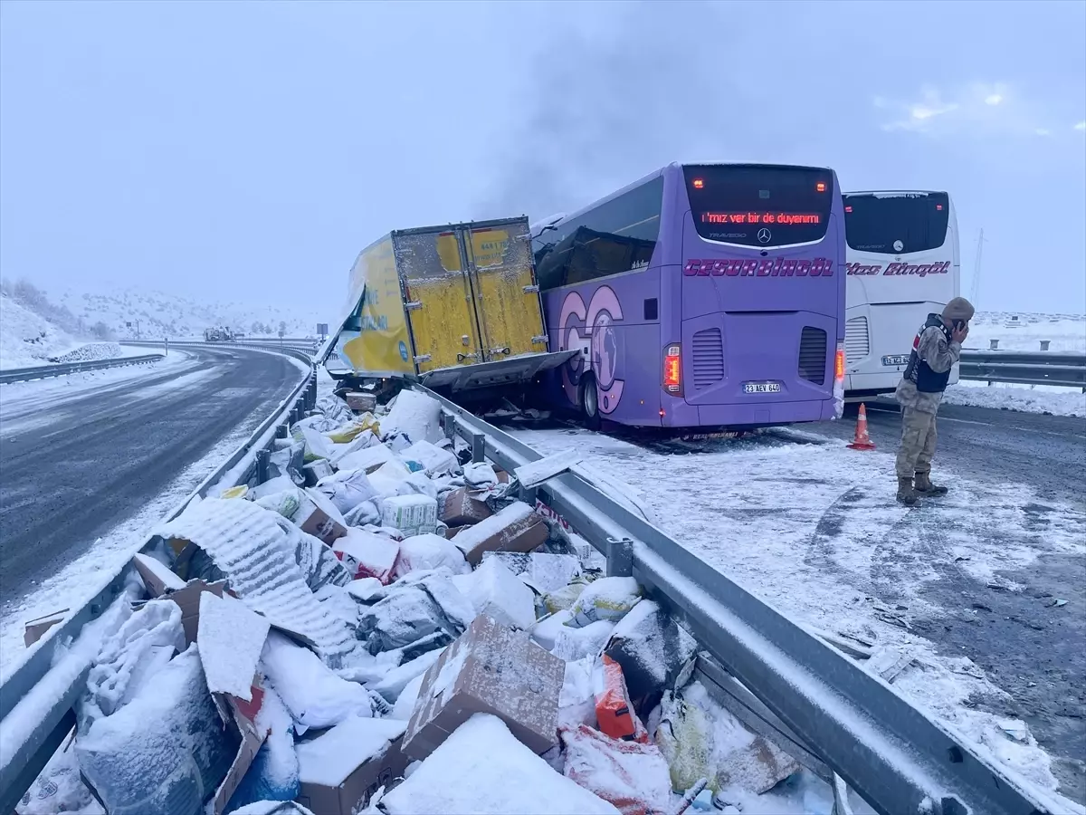 Kars'ın Sarıkamış İlçesinde Otobüs ve Kamyon Çarpışması: 9 Kişi Yaralandı