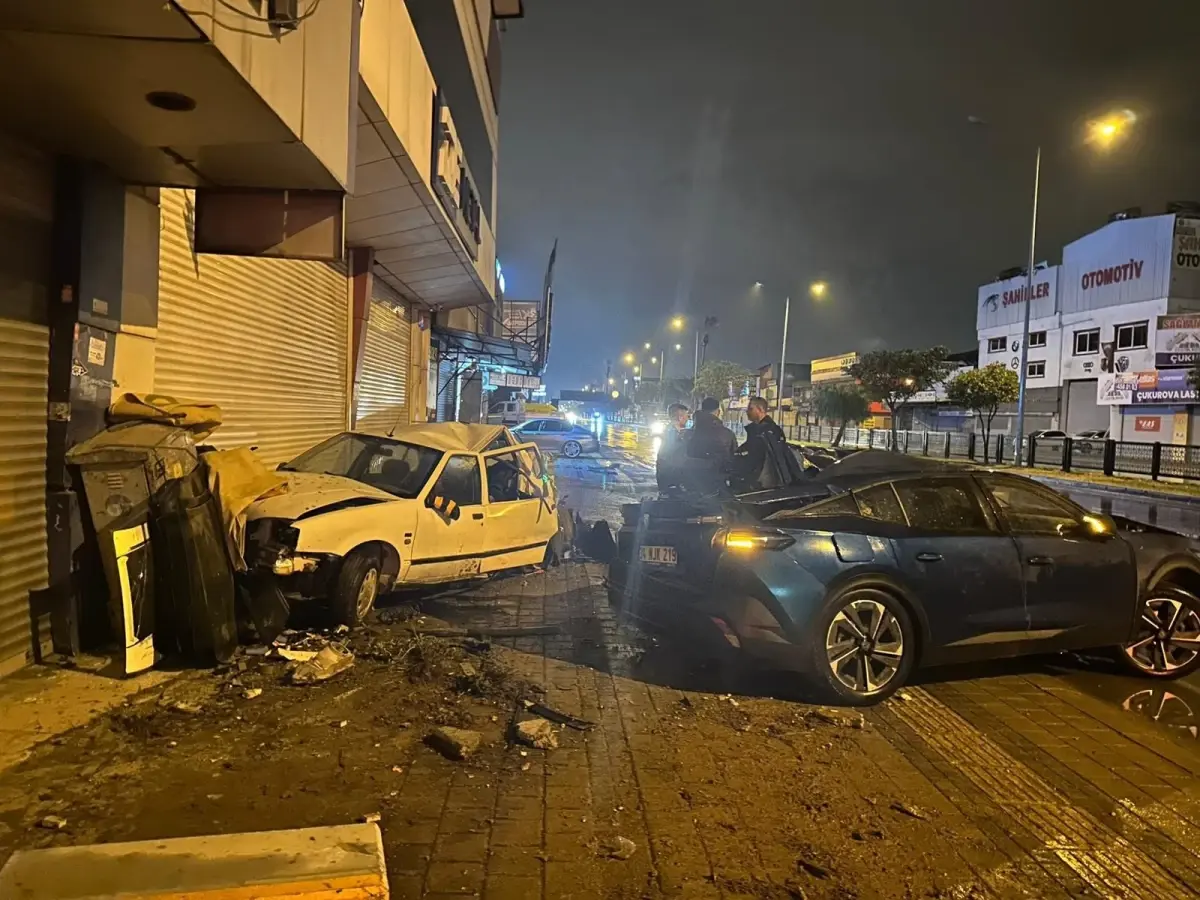 Adana'da Şiddetli Yağmurda Kontrolden Çıkan Araç 4 Araca Çarptı, Sürücü Hastaneye Kaldırıldı