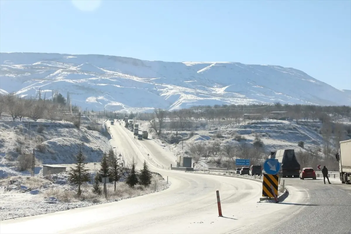 Malatya‑Kayseri Karayolunda Şiddetli Buzlanma ve Ulaşım Sorunları