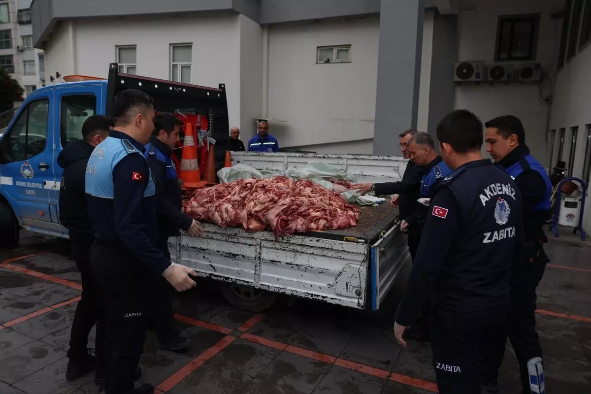 Mersin'de Kamyonette Bulunan 500 Kg Bozuk Et İmha Edildi