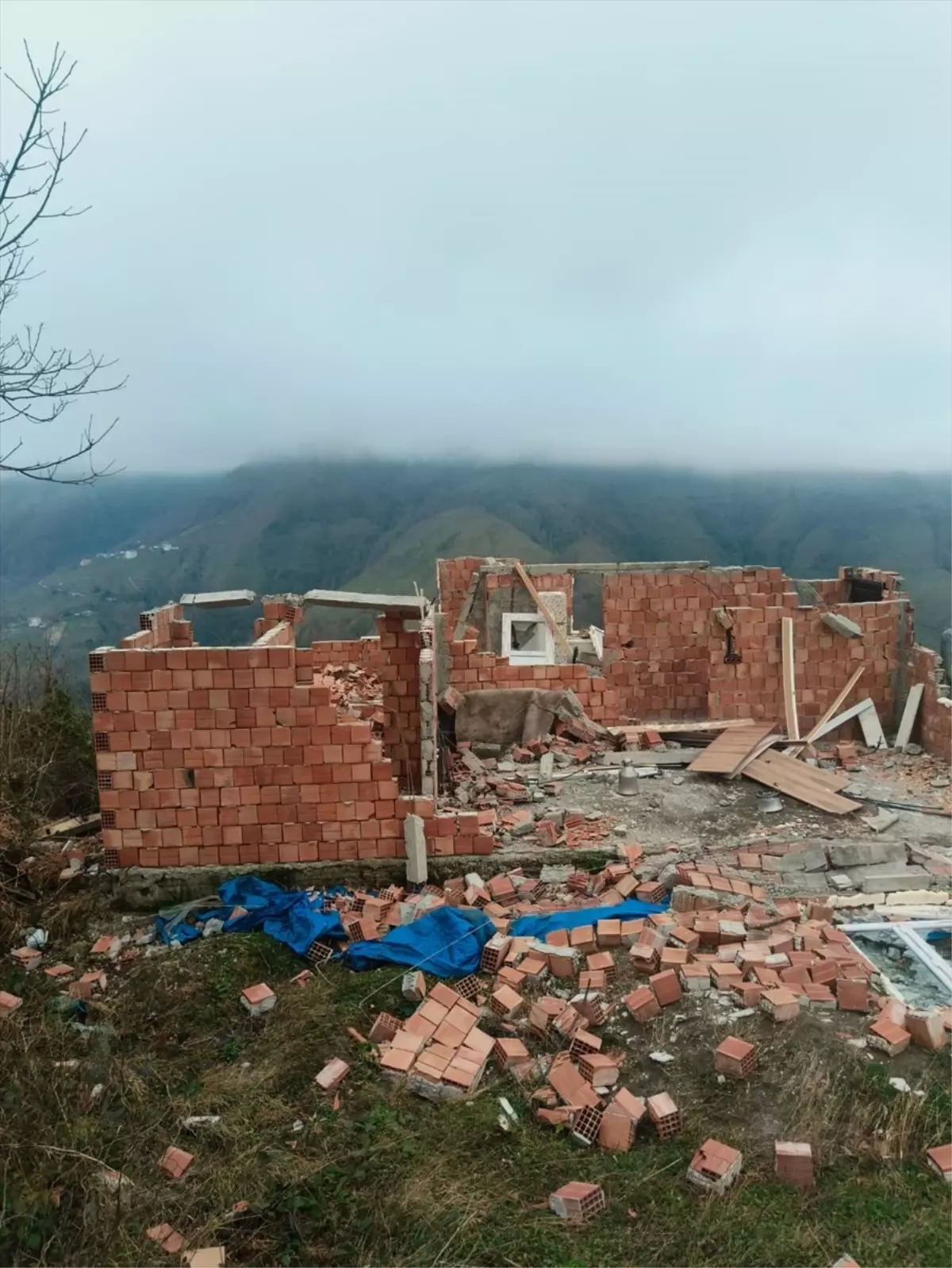 Salıpazarı'nda Şiddetli Rüzgar İnşaatı Evi Zarar Verdi