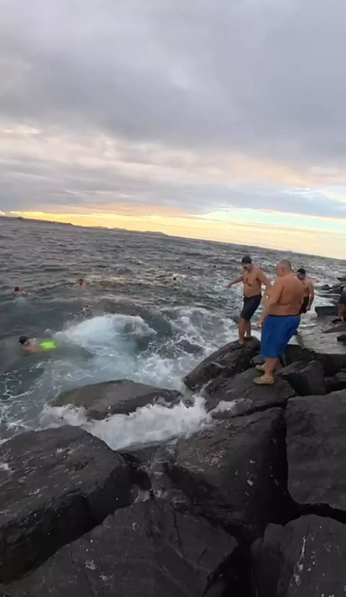 Sarayburnu'nda Rüzgarlı Hava Altında 20 Kişilik Grup Denize Daldı