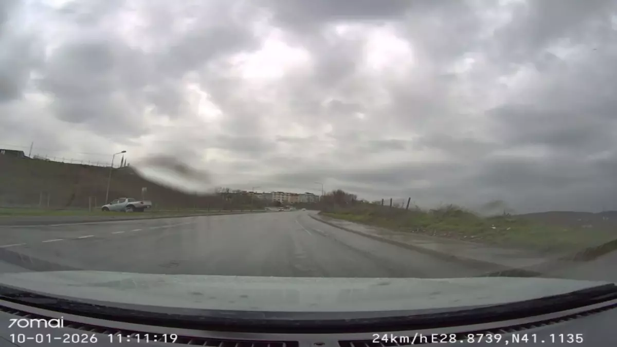 Sultangazi'de Kaygan Yol Aracın Kontrolünü Kaybetmesine Neden Oldu