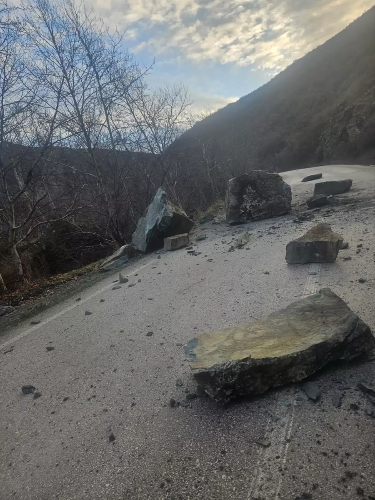 Turhal’da Heyelan Sonrası Kapalı Yol Yeniden Açıldı