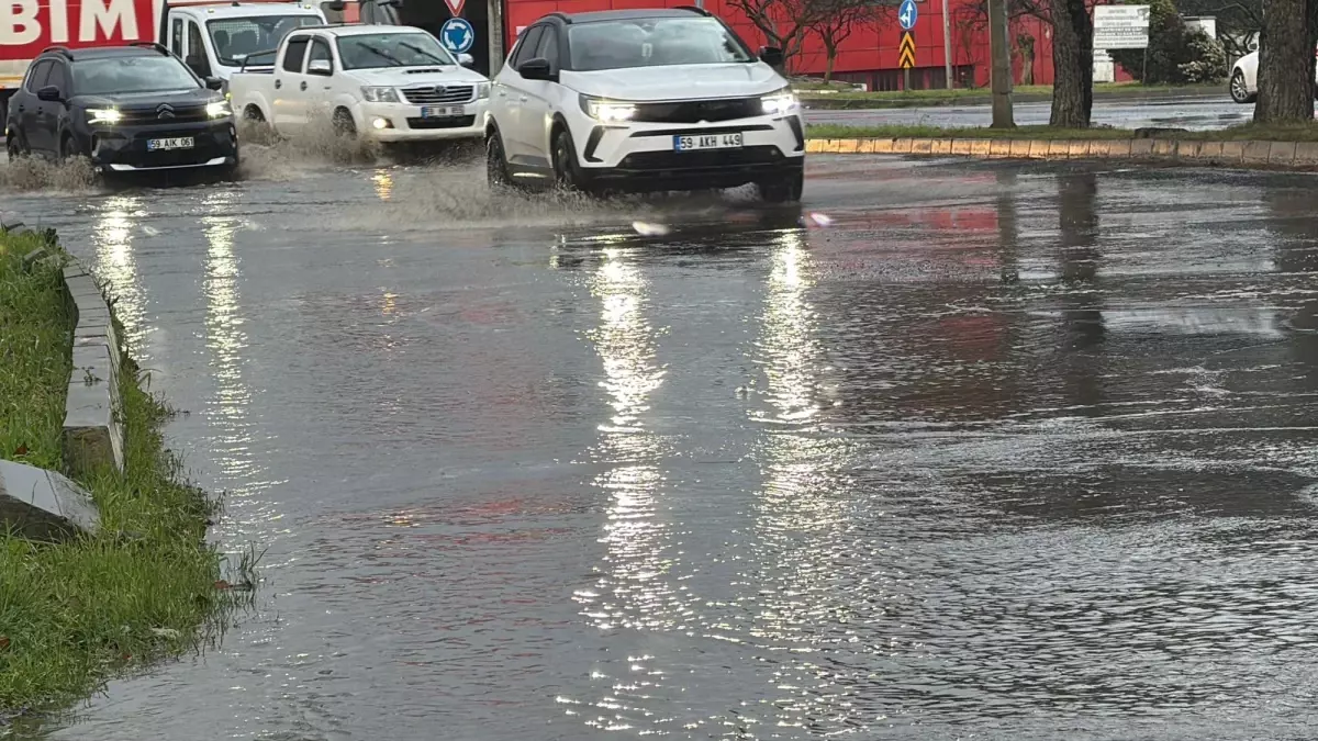 Çorlu’da Şiddetli Sağanak Yağış Sokakları Sular Altına Çekti