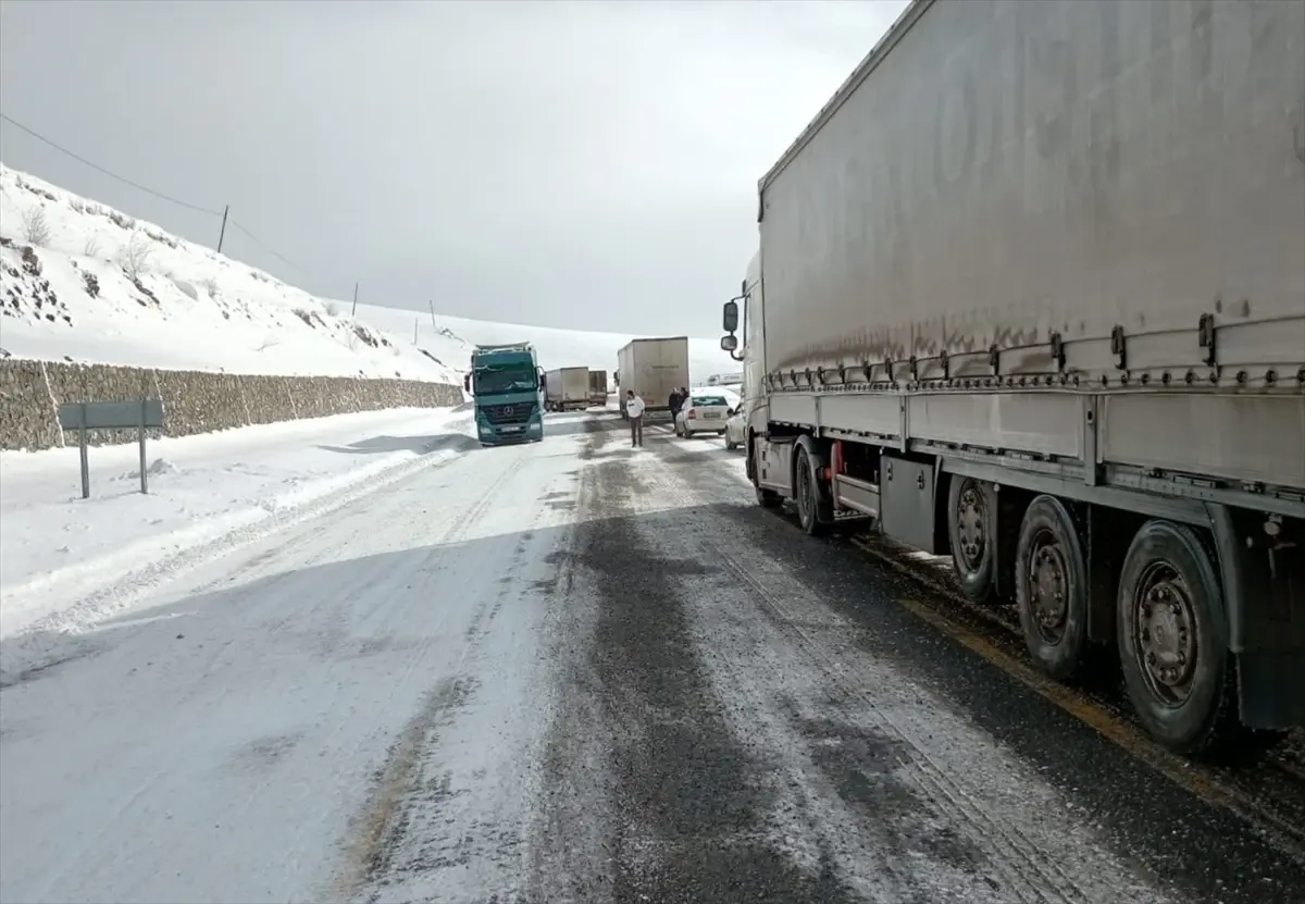 Ardahan’da Yoğun Buzlanma 11 Tırı Kilitledi, Kurtarma Ekipleri Seferber Oldu