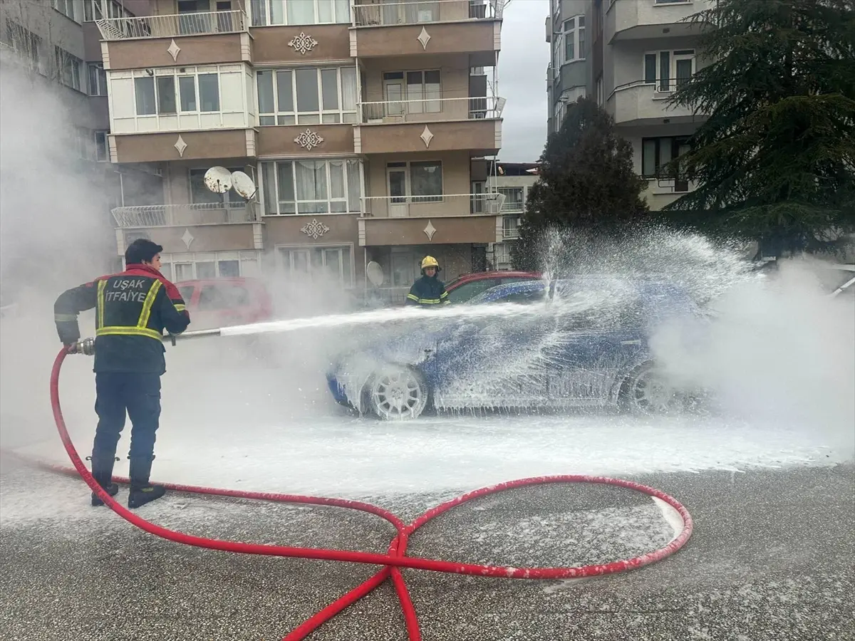 Uşak'ta Seyir Halindeki Otomobilde Çıkan Yangın Kontrol Altına Alındı