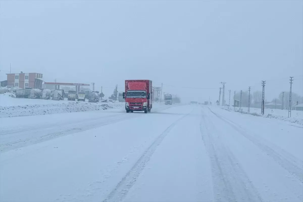 Van, Bitlis, Muş ve Hakkari'de Şiddetli Kar Yağışı Ulaşımı Felçledi
