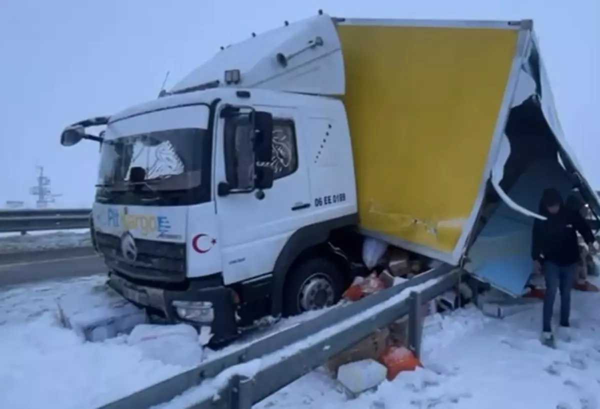 Sarıkamış’ta Otobüs ve Kamyon Çarpışması: 9 Kişi Yaralı