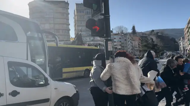 Yaya lodosta trafik lambasına tutunuyor