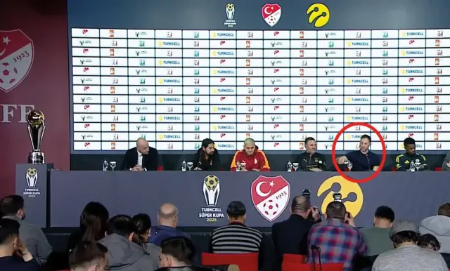 Toplantı sonrası gülümseyen teknik direktörler