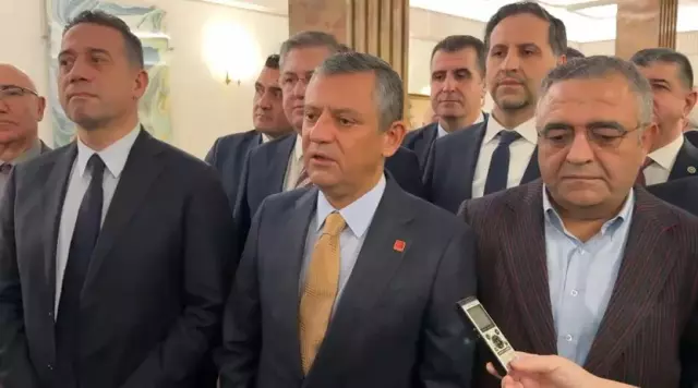 Meclis içinde nöbet tutan milletvekilleri