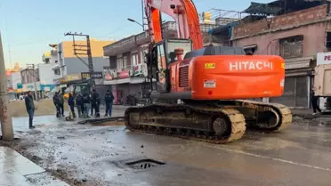 Patlamanın etkilediği Seyhan caddesinde oluşan çukur