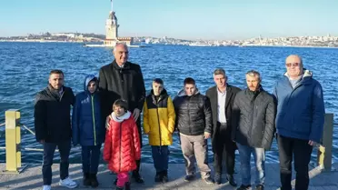 Bakan Ersoy ve çocuklar kar Kız Kulesi modeli önünde