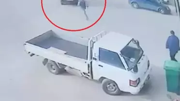 Bursa’da fırtına sonrası kamyonet hareket ediyor