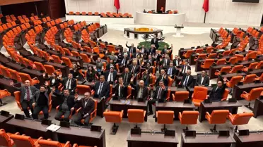 CHP Milletvekilleri TBMM’de Emekli Maaşı İçin Nöbet Başlattı, Özel’den Destek