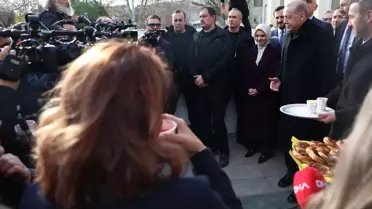 Erdoğan gazetecilere simit ikram ederken