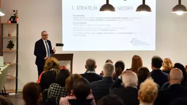 Doç. Dr. Bora Bayraktar sunum sırasında