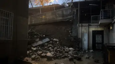 Çöken istinat duvarının yakın çekim fotoğrafı