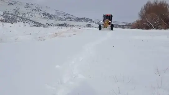 Kar temizleme ekipmanları ile yol açma çalışması