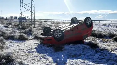 Devrilen otomobil fotoğrafı