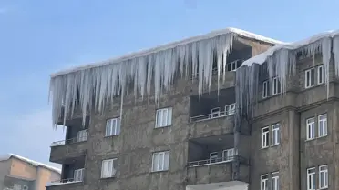 Karla kapalı Hakkari yolları